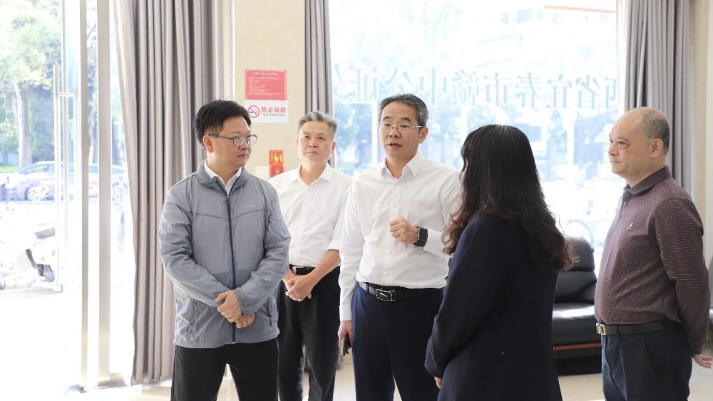 宜春市委常委、市委政法委书记严旭辉到宜春市司法局调研