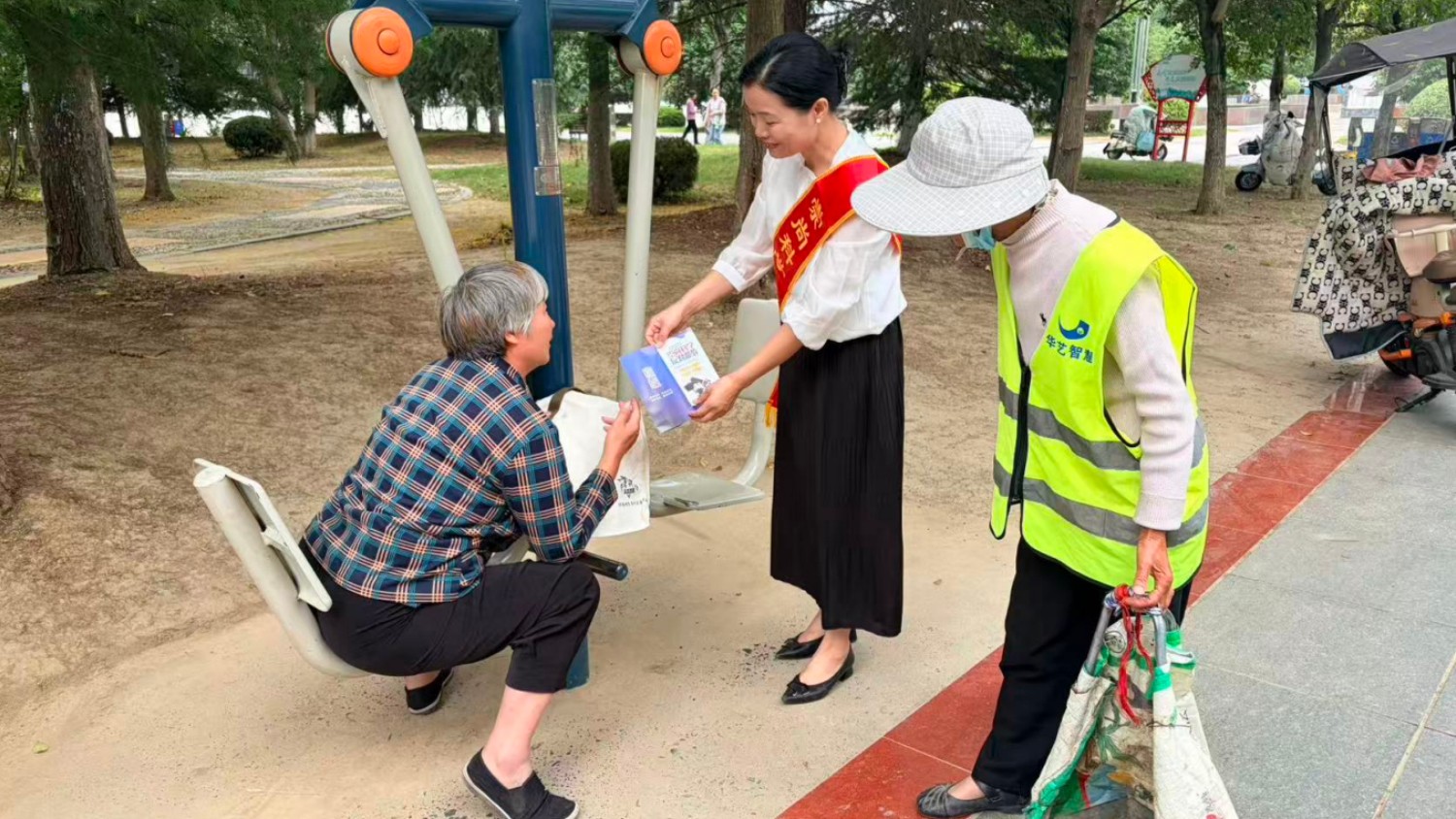 反邪宣传进公园 科学清风润民心