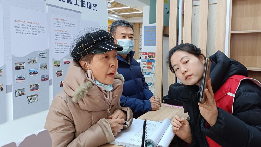 银川市兴庆区康平社区：社保认证送上门 暖心服务解民忧