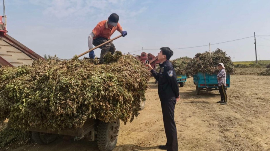 坚守护航秋收季 警民同享丰收乐