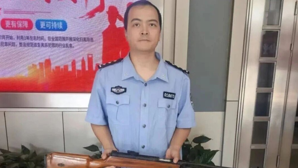 南昌县公安局纵深推进缉枪治爆 群众主动上交3把气枪