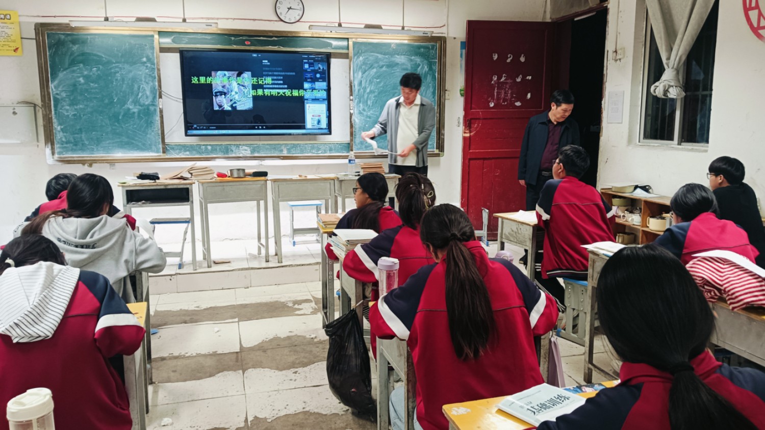 夜色执守护平安 微光灼灼伴书香