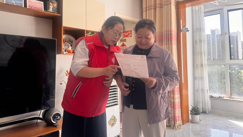 银川市兴庆区康平社区：反诈宣传送上门 折页赋能护万家