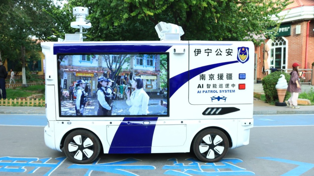 新疆伊宁市公安局：警用无人驾驶巡逻车上岗！伊宁市三地开启智能巡防新模式