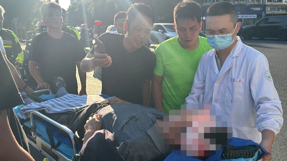 训练途中伸援手 上饶公安特巡警暖心救助摔伤群众