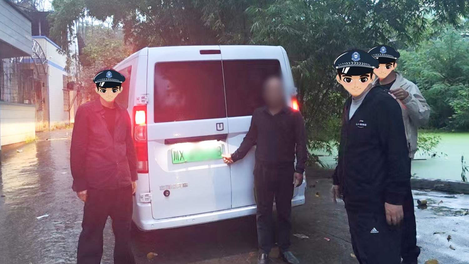 核载7人实载16人！岳池交管一日查获两起面包车严重超员违法行为