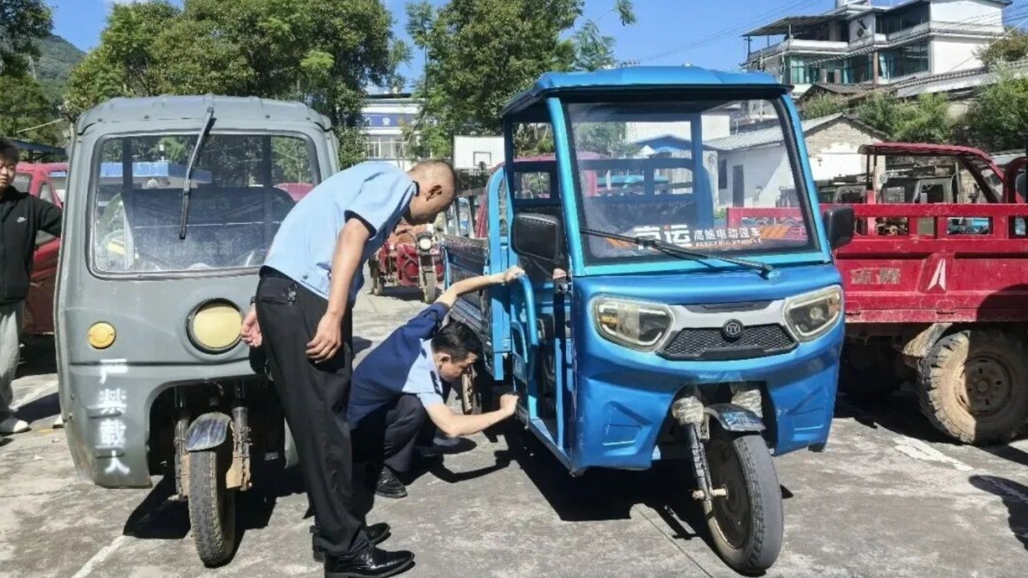 临翔公安：三轮车管理出实招 农村道路安全有保障