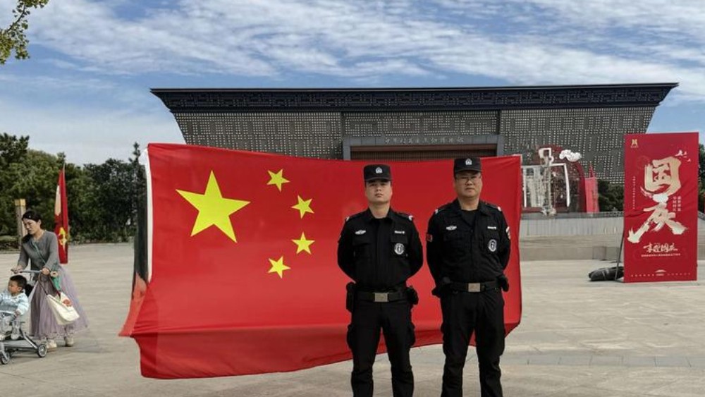 五星红旗旁，是韩城公安的坚守模样