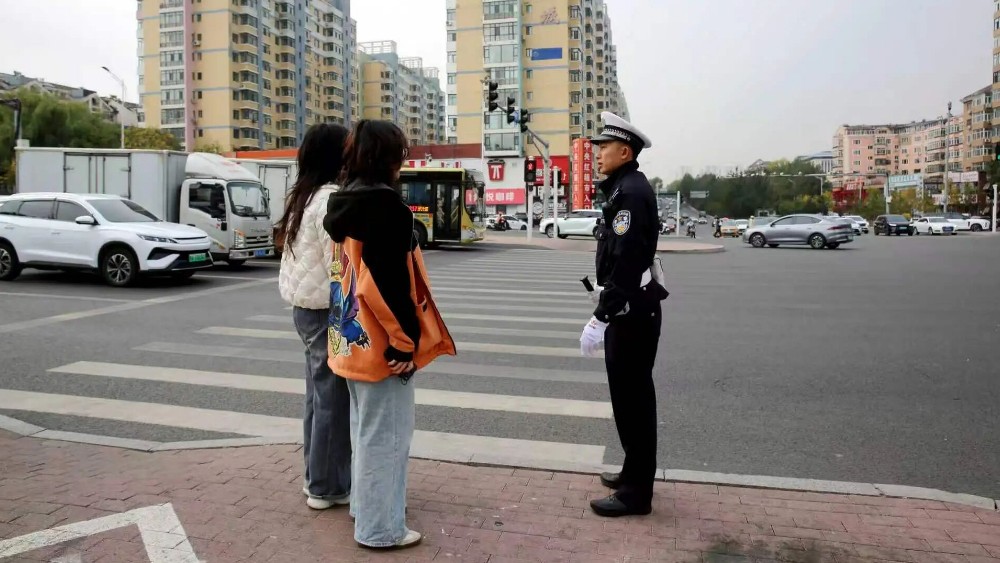 闯红灯被拦下，交警现场算“安全账”：抢几秒，险几分
