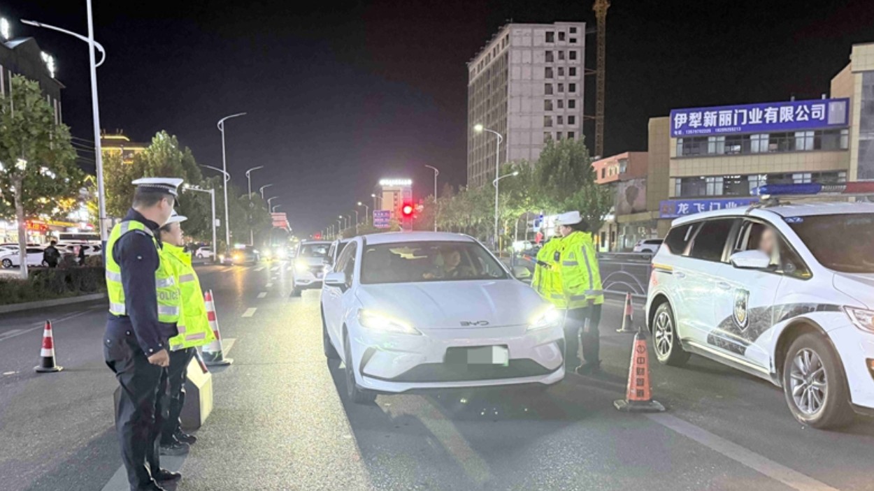 新疆霍城县公安局交警守护节后平安路 夜查整治再“加码”
