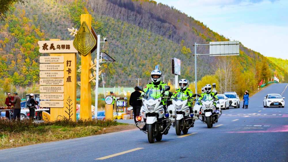 伊春公安全力护航国庆道路交通安全