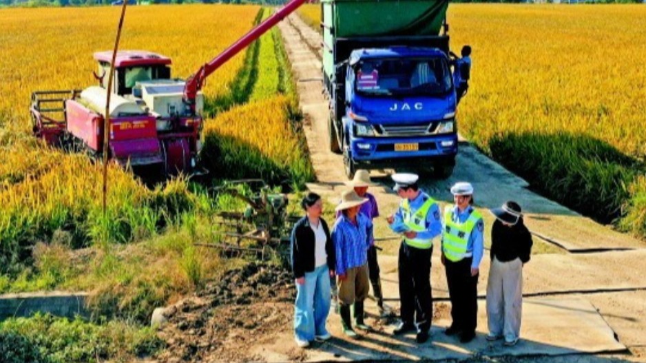 秋收正当时，民警护农安