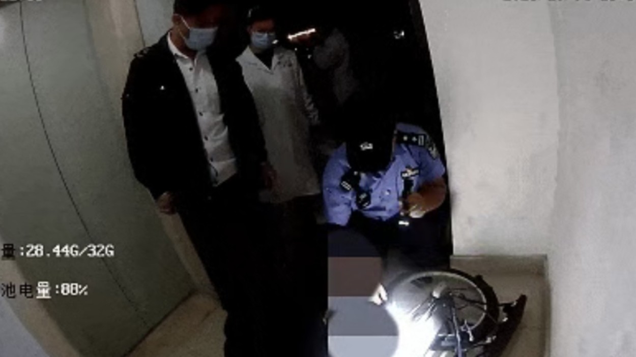 出警现场，他紧握螺丝刀 “拧” 开急救通道