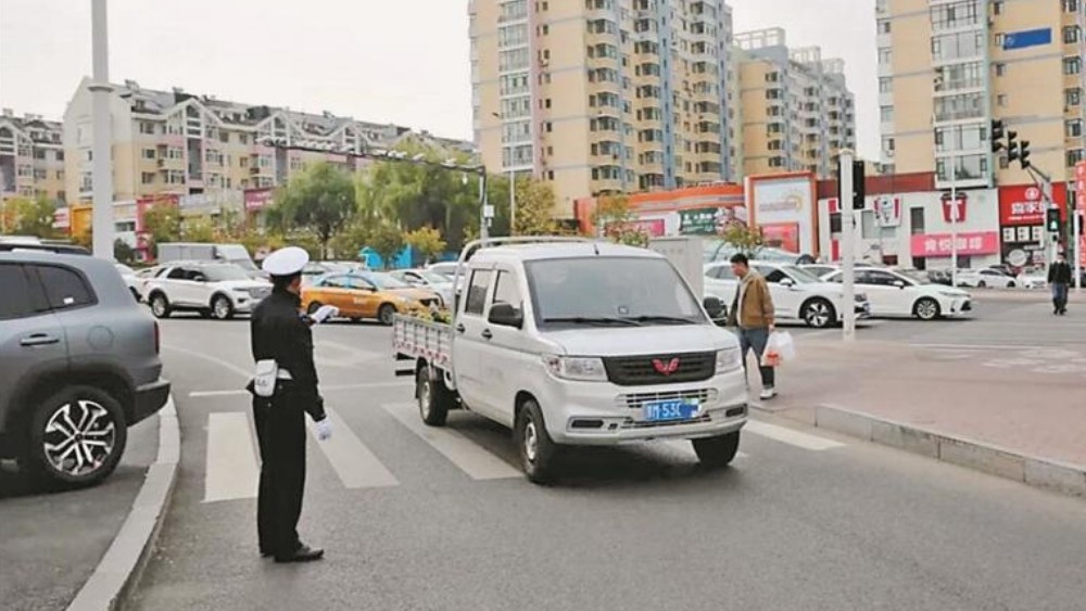 严查抢行斑马线车不让人