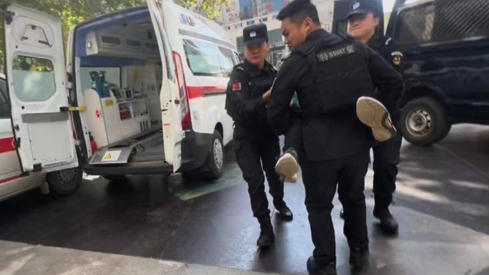 警察嘛，没有费用！——湖南游客登山前夕突发腹痛，警车秒变“救护车”，5分钟紧急送医