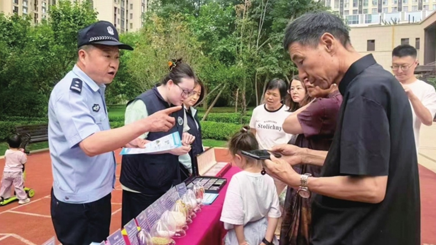 迎泽派出所社区民警在辖区宣传禁毒知识