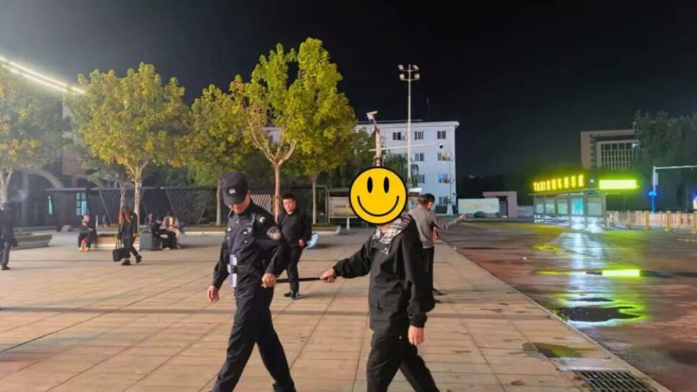 这一刻，警棍不只是警械，还可以是导盲杖