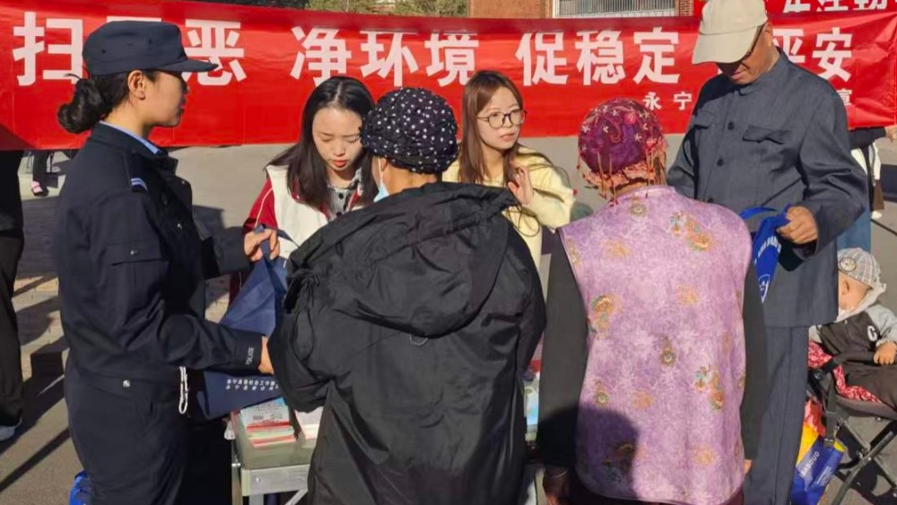 村歌嘹亮唱响丰收曲 法治护航绘就平安图