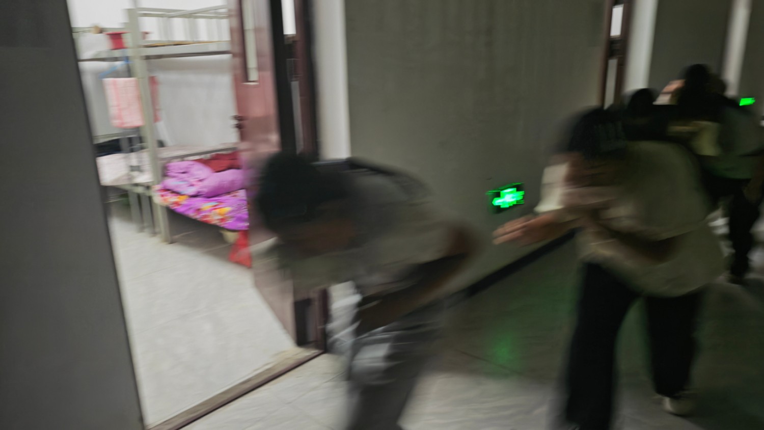 夜练应急淬本领 守护校园筑平安