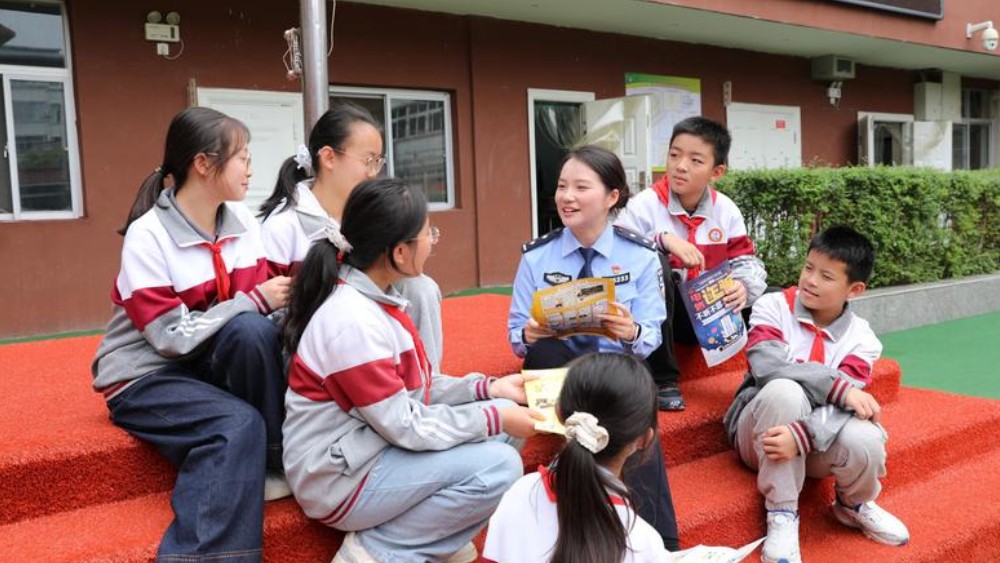 法治宣讲进校园护航少年向阳行