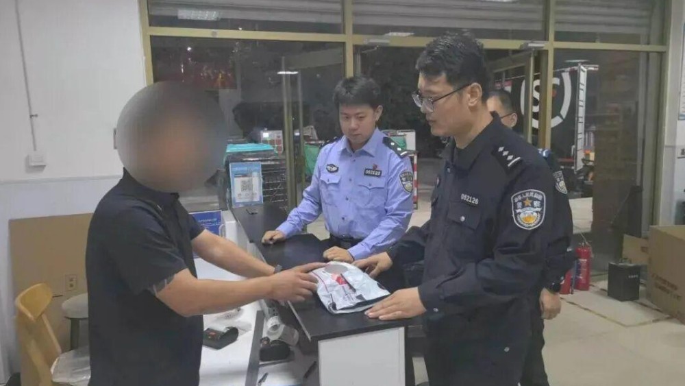 快递员立大功！100元摆件被骗子估值5万元，老人寄出银行卡后……