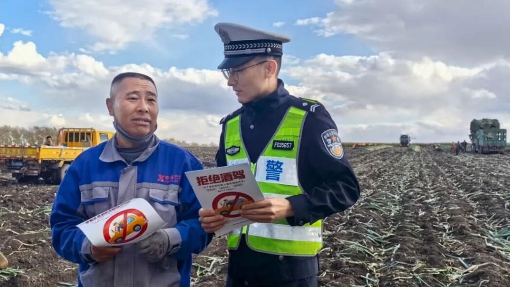 秋收路，宣传忙！齐齐哈尔交警深入乡村筑牢交通安全屏障