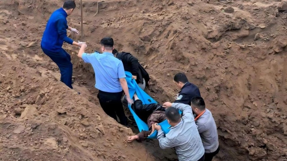 3小时生死救援！老人坠入枯井，菏泽警民合力徒手挖出“生命通道”