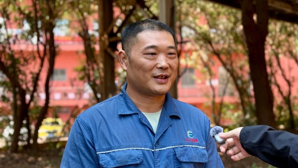 昨晚，南昌一女子在桥边欲轻生，危急时刻，被退伍军人救下
