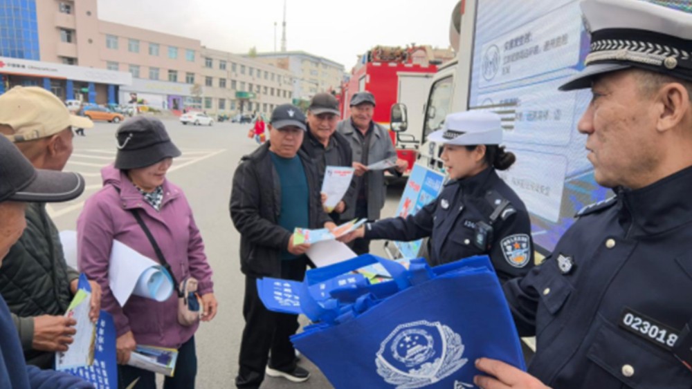 第37个国际减灾日｜冰城公安交管部门把交通安全课搬到广场社区