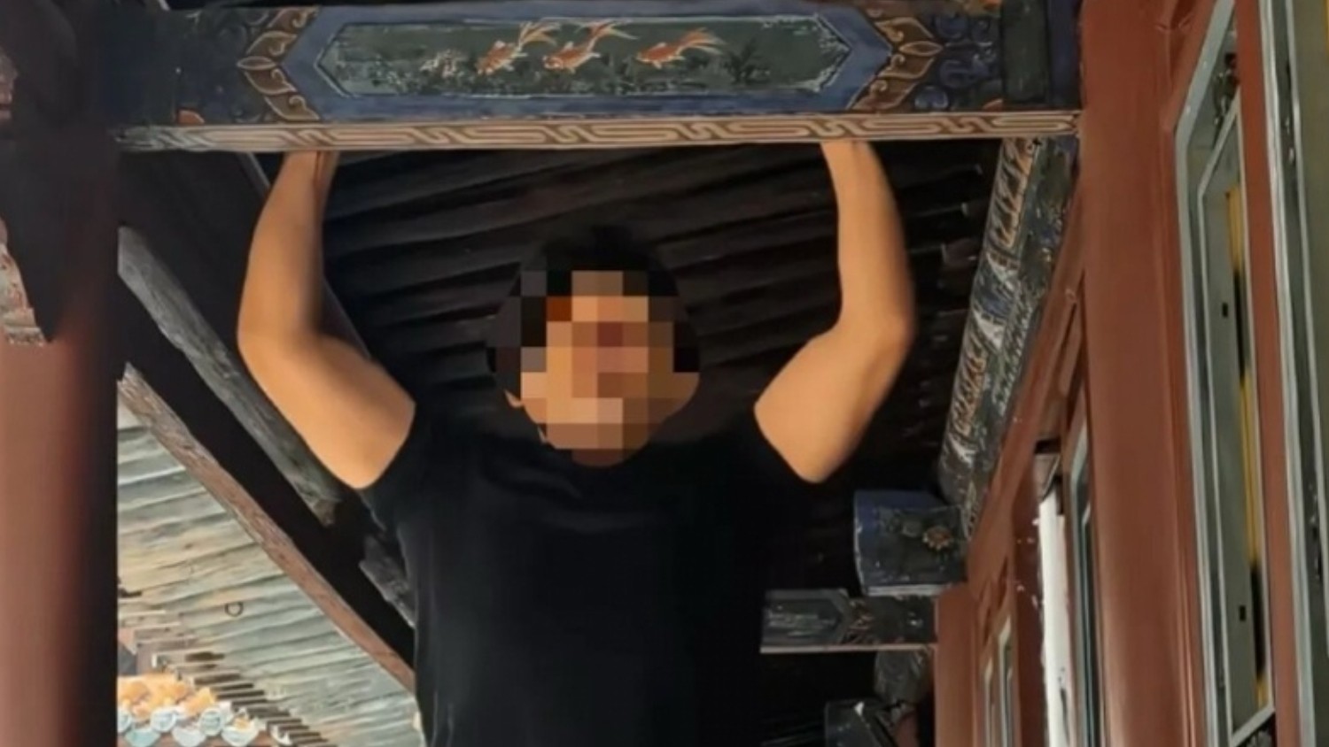 男子悬空寺古建横梁做引体向上：未现肉眼损毁，也已触碰法律红线