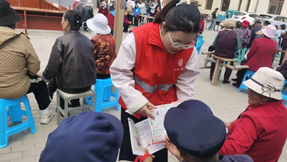 百家宴上飘出法治香味　重阳节里传递护老温情