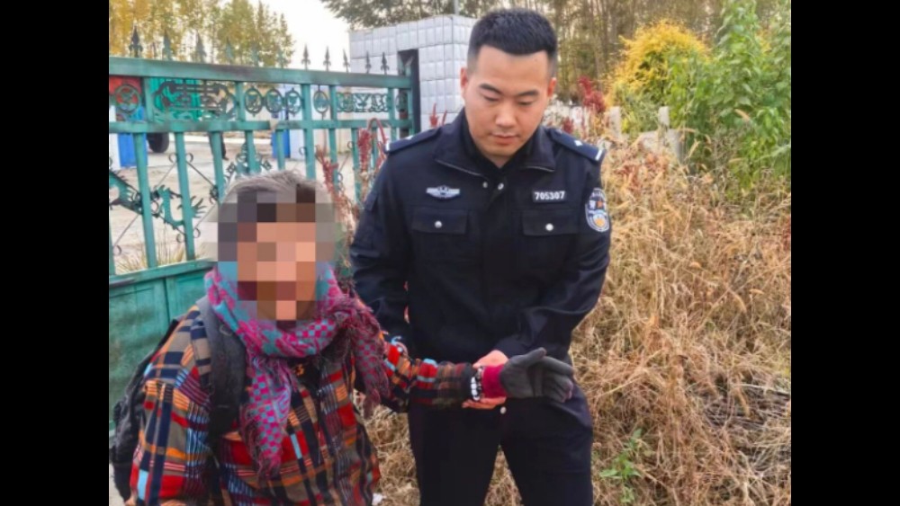吉林扶余公安大林子派出所：巡逻路上伸援手 暖心护送迷路老人