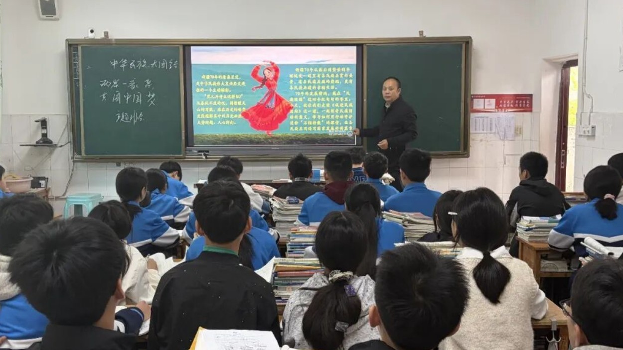 石榴花开育少年 团结奋进共成长