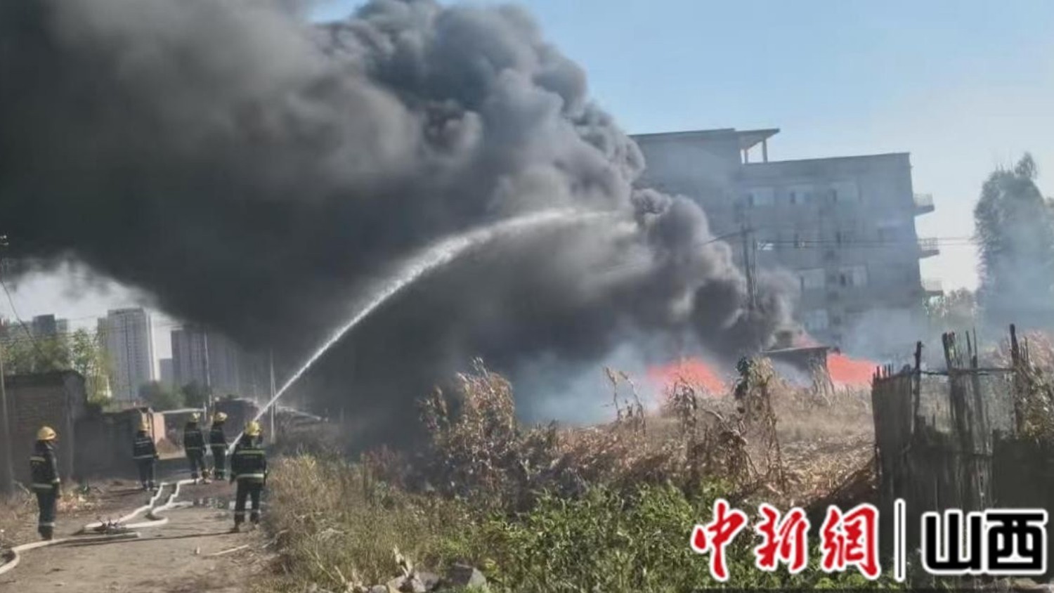 晋中市榆次区：焚烧秸秆引燃汽车和电线 消防发出警示