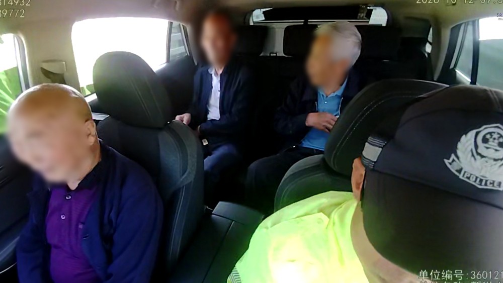 南昌5名八旬老人误入机动车道，警车“强行载客”  安全带离