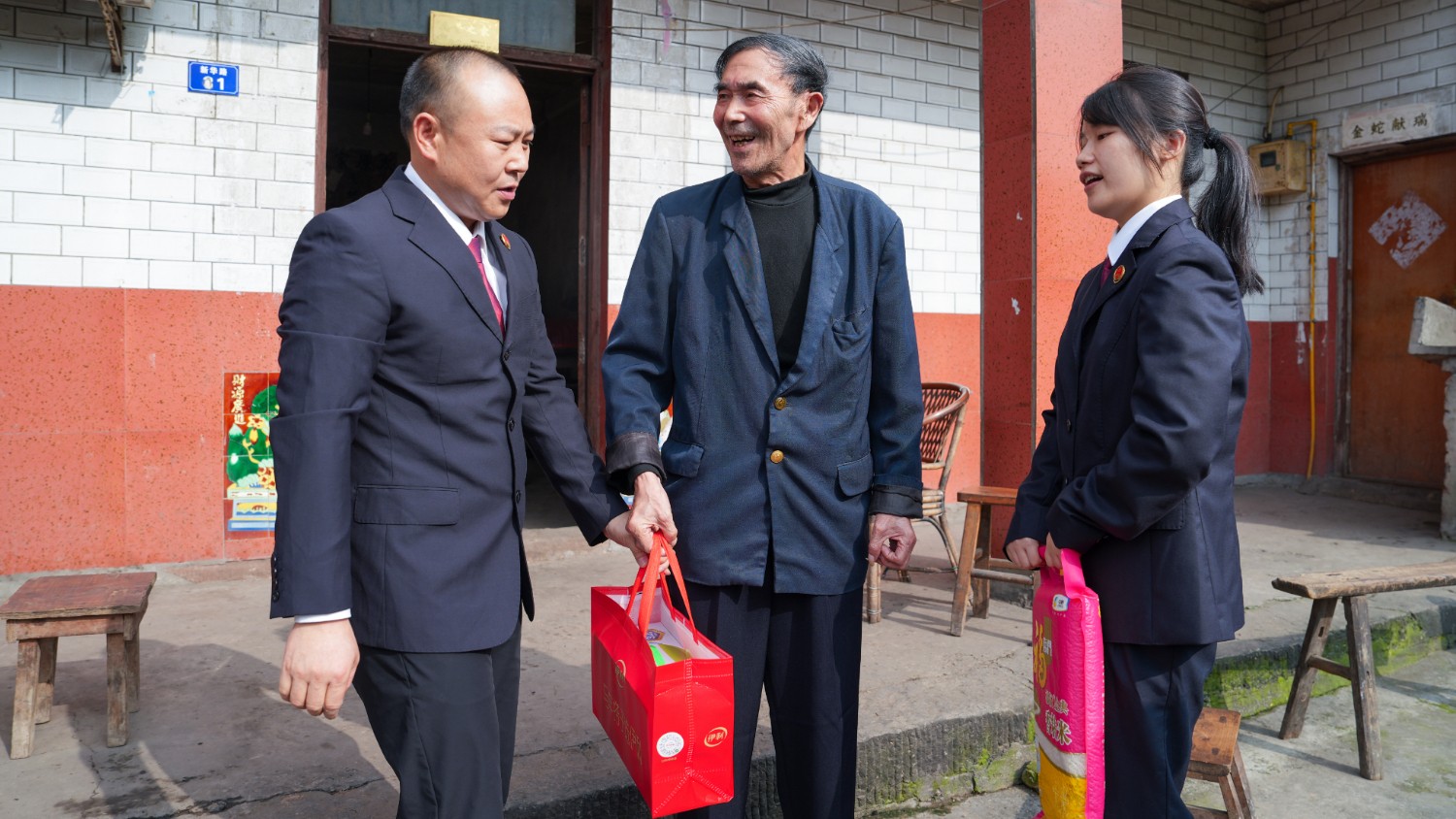 检社同心暖重阳——广安市前锋区检察院联合平桥社区开展节前走访慰问活动