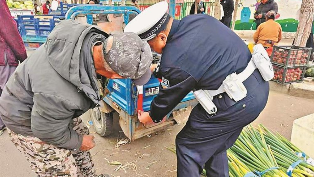 主干道 路口 桥下停车售卖蔬菜 劝驶离