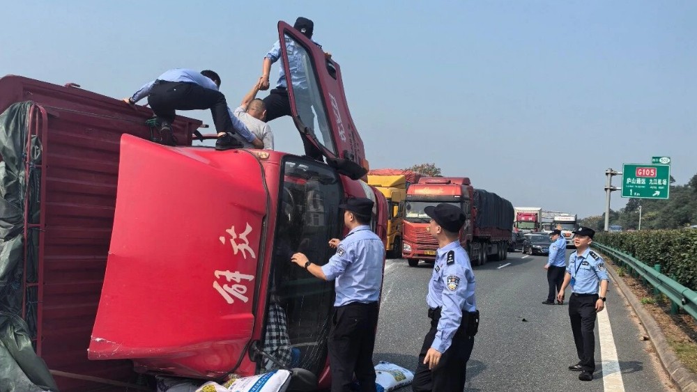 危急时刻！杭瑞高速九江方向货车爆胎侧翻多方施救