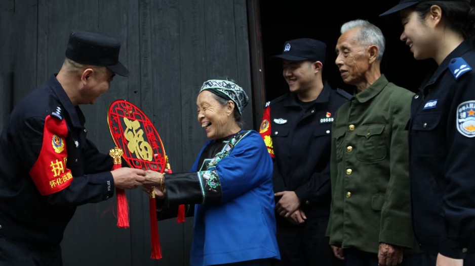 怀化铁警重阳节前关爱苗乡老人