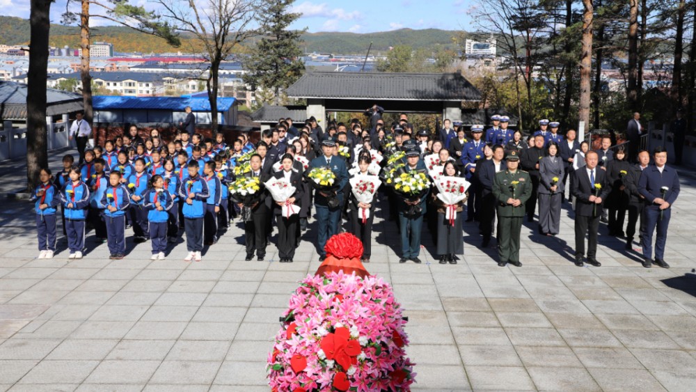 伊春市举办“缅怀先烈・幸福起航”新婚夫妇集体向英雄烈士献花活动