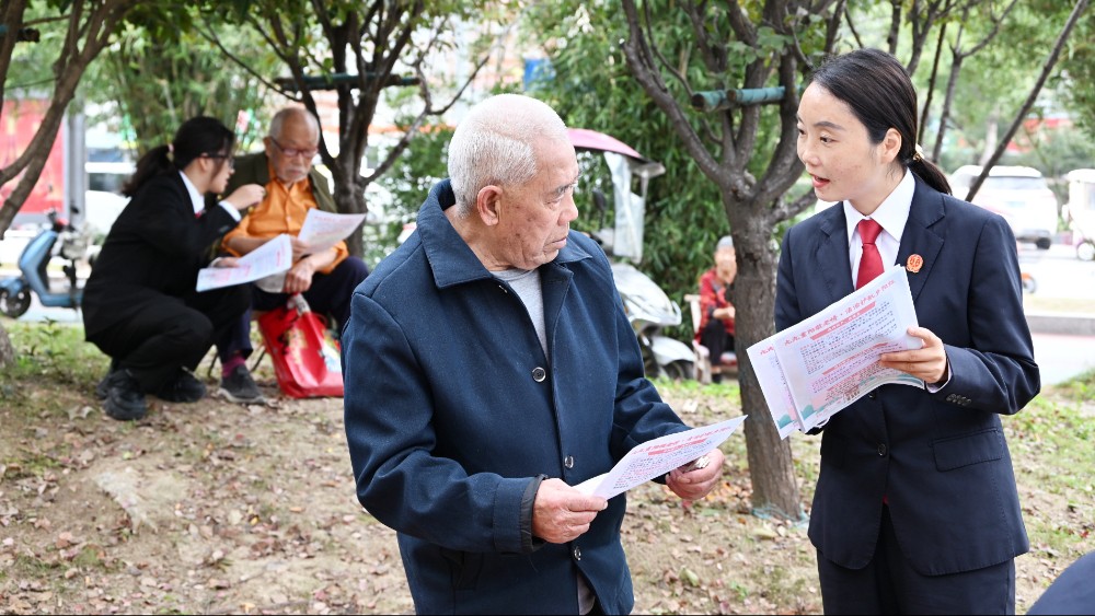 河南省南阳市桐柏县法院：重阳敬老情意浓 法治护航夕阳红