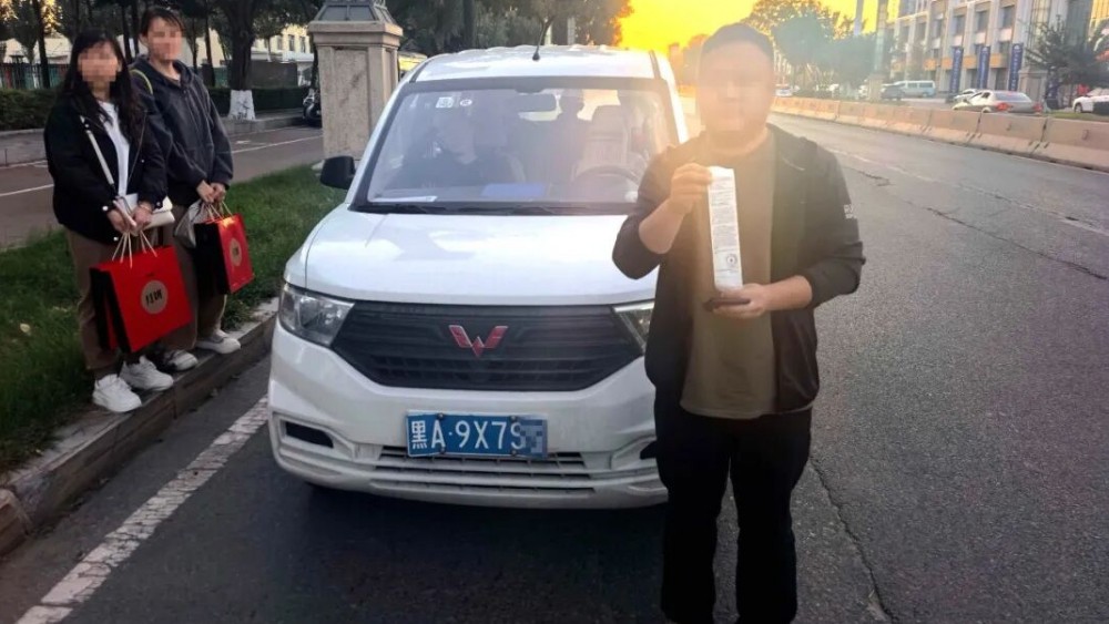 织密务工出行安全网 冰城交管严查送工车辆超员违法