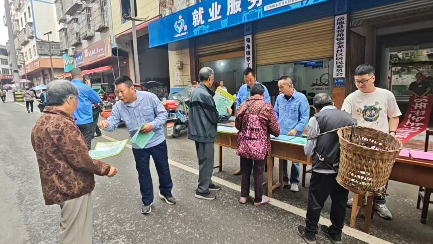 岳池县苟角镇：普法赶集接地气  柔性执法润民心