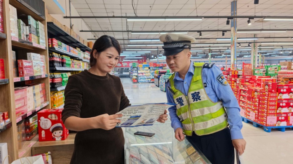 秋收宣传不打烊 反诈宣讲进企业商超