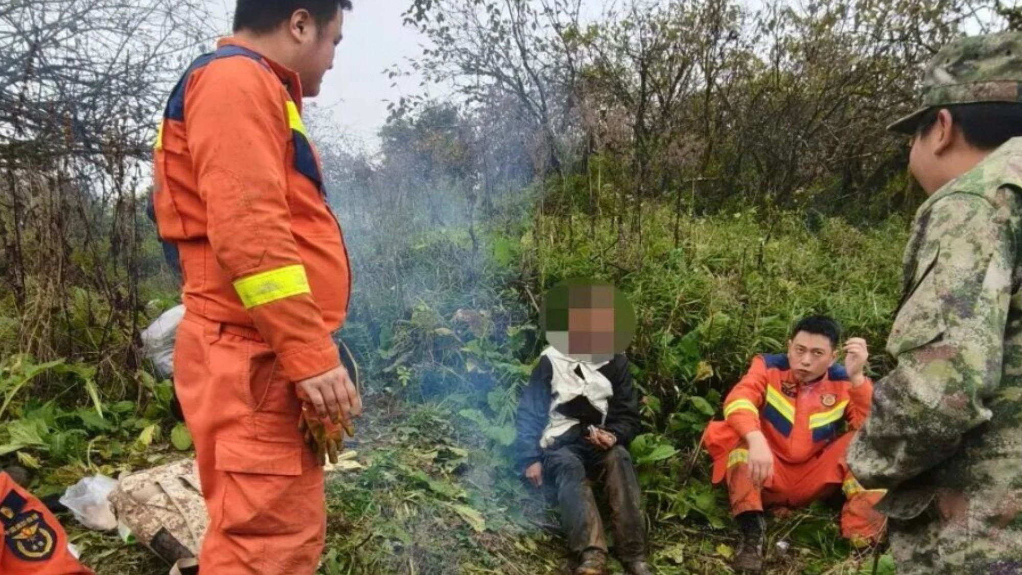 四川乐山：穿雾破林40余小时 大瓦山失联采药村民成功获救