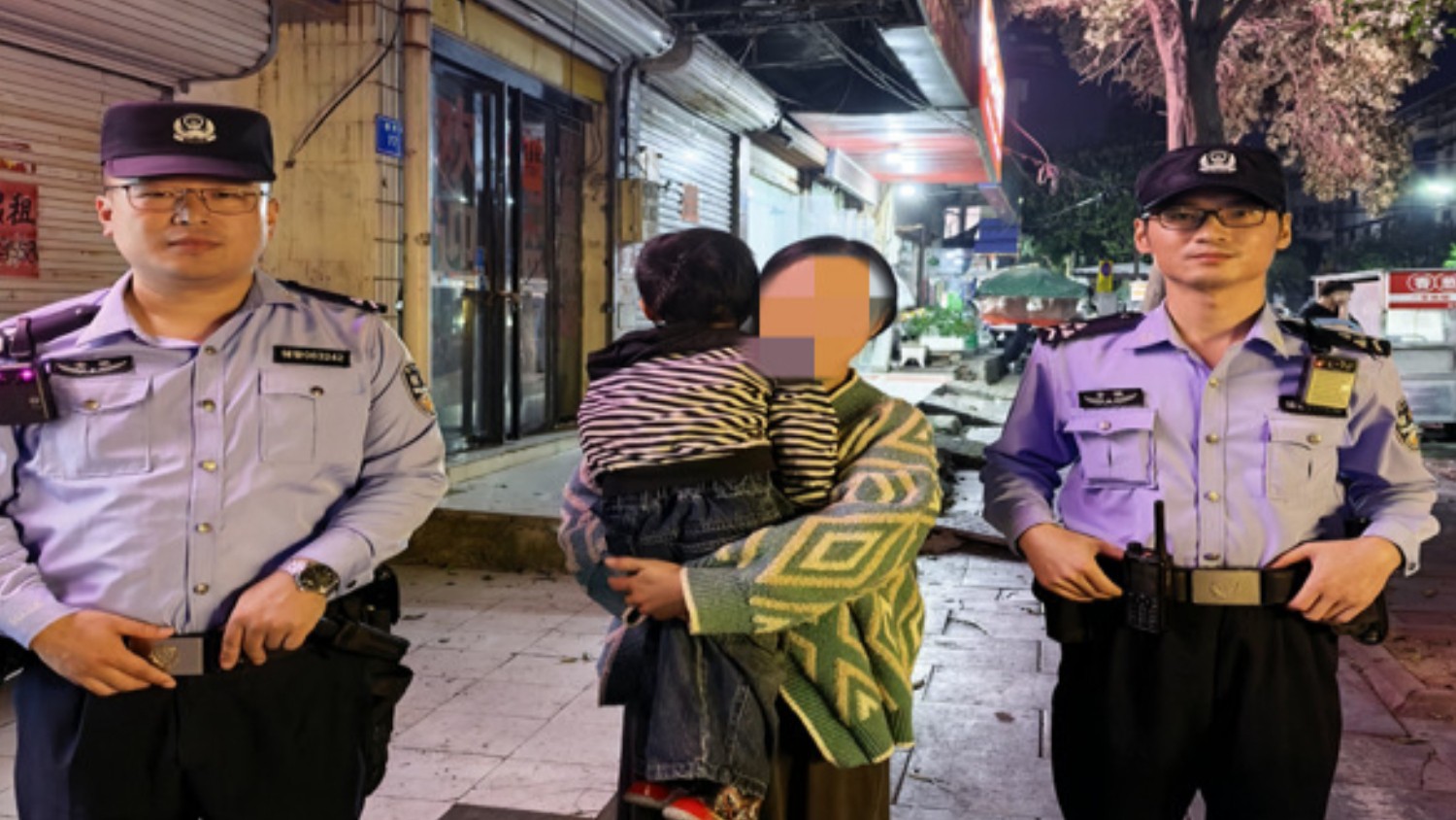 幼童路边走失哭泣 民警暖心助其寻亲