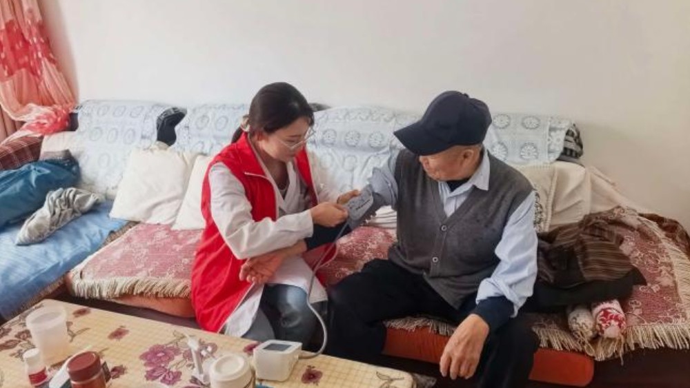 青铜峡市东街社区：金秋贺重阳 温情护桑榆