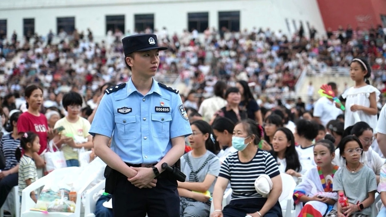 从藏寨火塘到藏蓝警营——曾利军两年基层实践锻炼记