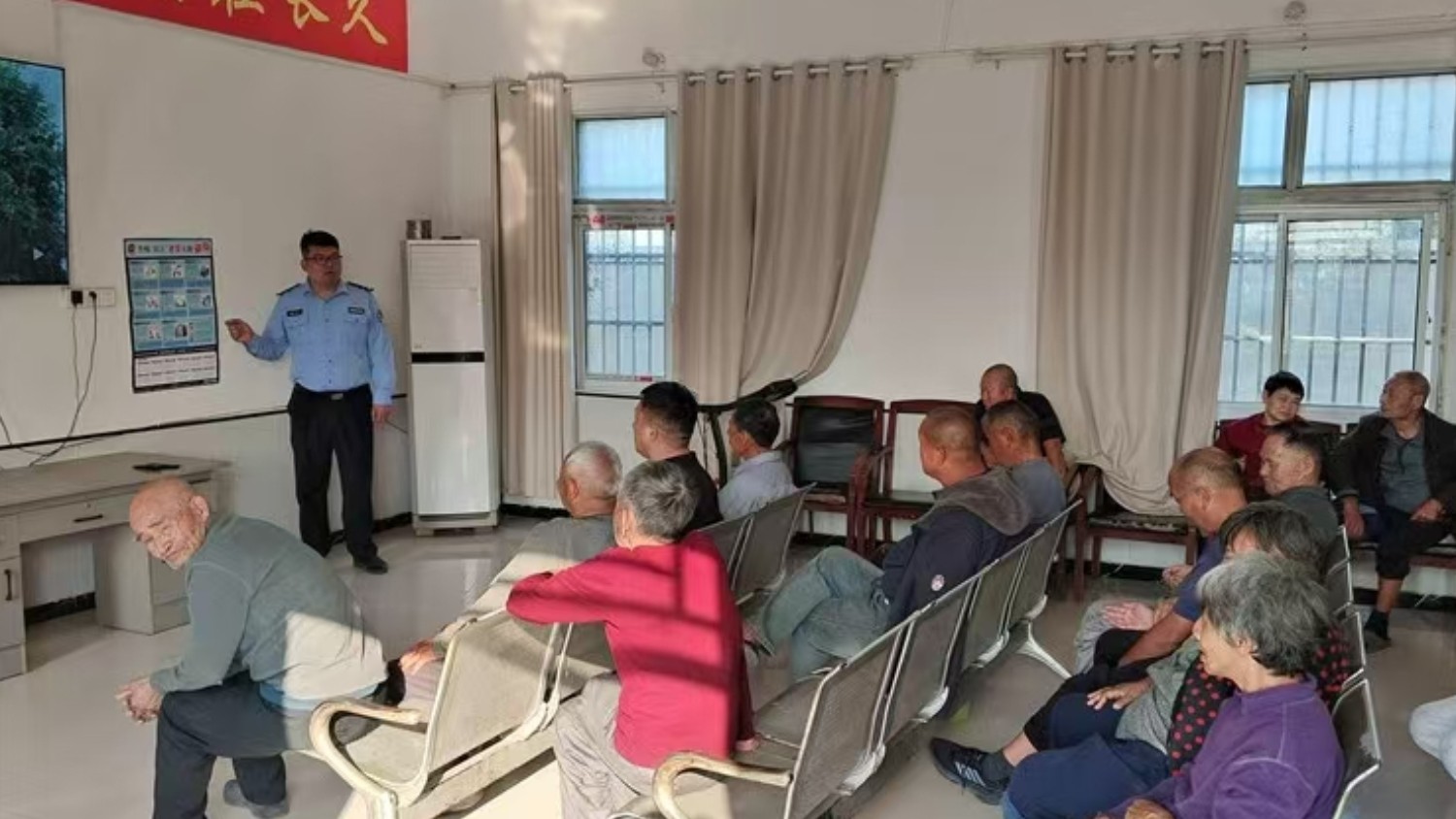 情暖重阳送平安 反诈宣传护桑榆