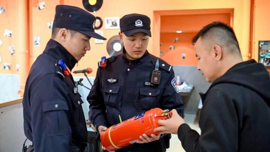 冰城公安拉网式排查“九小场所”消防隐患